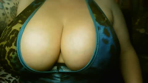 Snapshot of honeychambers chatting on 09.12.25 honeychambers online show from 09.12.25