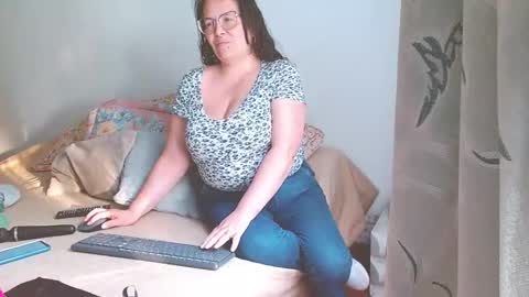 Snapshot of honeyhotpaty chatting on 12.12.24 sofia online show from 12.12.24