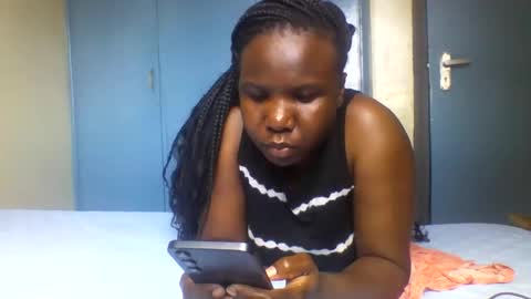 Snapshot of honeymuny chatting on 12.18.25 Honeymuny online show from 12.18.25