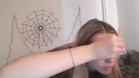 honeyveil online show from 11.19.25