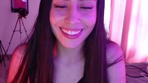 Snapshot of honeyypeaach chatting on 02.19.25    online show from 02.19.25