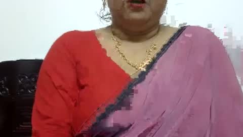 Snapshot of horneydesibabe chatting on 12.24.24 horneydesibabe online show from 12.24.24