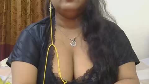 Snapshot of horneydesibabe chatting on 10.11.25 horneydesibabe online show from 10.11.25