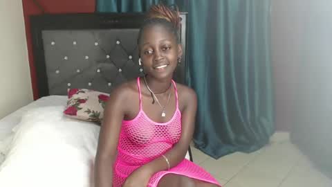 Snapshot of hornybella4 chatting on 01.12.25 Bella online show from 01.12.25