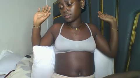 Snapshot of hornybella84 chatting on 11.13.25 Bella online show from 11.13.25