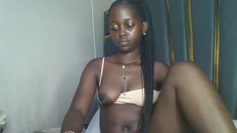 Snapshot of hornybella84 chatting on 12.05.25 Bella online show from 12.05.25