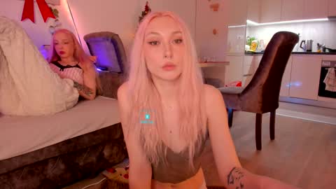 Snapshot of hornybunnys chatting on 01.02.25 Alex and Rosie online show from 01.02.25