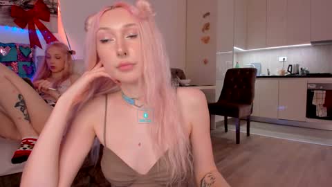 Snapshot of hornybunnys chatting on 01.12.25 Alex and Rosie online show from 01.12.25