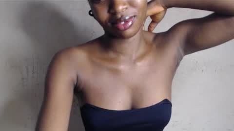 Snapshot of hornyslut_xx chatting on 05.09.26 Bella online show from 05.09.26