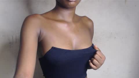 Snapshot of hornyslut_xx chatting on 05.16.26 Bella online show from 05.16.26