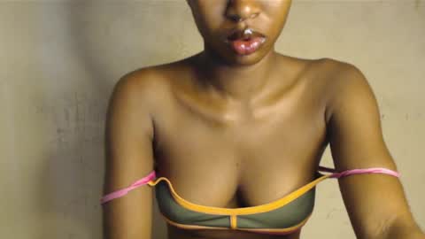 Snapshot of hornyslut_xx chatting on 05.20.26 Bella online show from 05.20.26