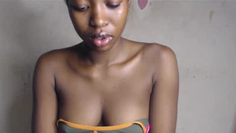 Snapshot of hornyslut_xx chatting on 05.21.26 Bella online show from 05.21.26