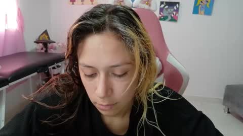 Snapshot of hot_mommymia chatting on 12.16.25 Mia online show from 12.16.25