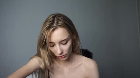 Snapshot of hot_n_coldd chatting on 11.20.25 Sara and Sam online show from 11.20.25