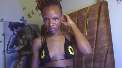 Snapshot of hot_petite100 chatting on 10.25.25 hot petite100 online show from 10.25.25