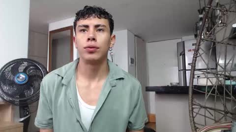 Snapshot of hot_twinks83 chatting on 09.19.25 hot_twinks83 online show from 09.19.25
