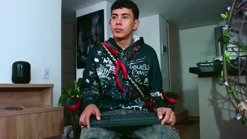 Snapshot of hot_twinks83 chatting on 09.30.25 hot_twinks83 online show from 09.30.25