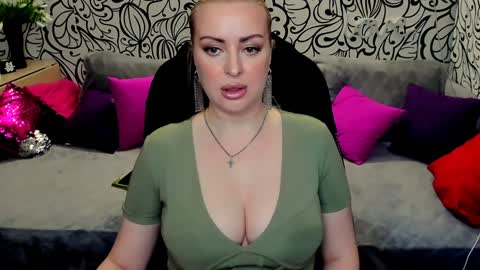 Snapshot of hotdreamhere chatting on 02.06.25 Alice online show from 02.06.25