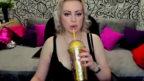 Snapshot of hotdreamhere chatting on 02.11.25 Alice online show from 02.11.25