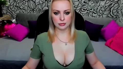 Snapshot of hotdreamhere chatting on 09.19.25 Alice online show from 09.19.25