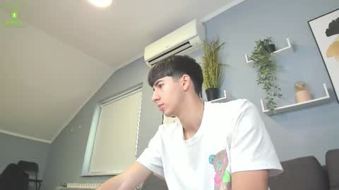 Snapshot of hotflirtyfella chatting on 09.18.25 QUENTIN online show from 09.18.25