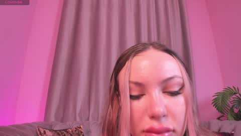 Snapshot of hotfrances chatting on 01.01.25 F R A N C E S online show from 01.01.25