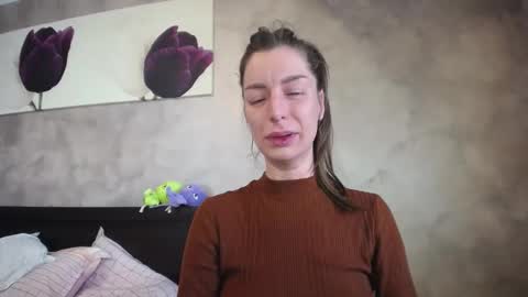 Snapshot of hotilia18 chatting on 03.25.26 Lia online show from 03.25.26