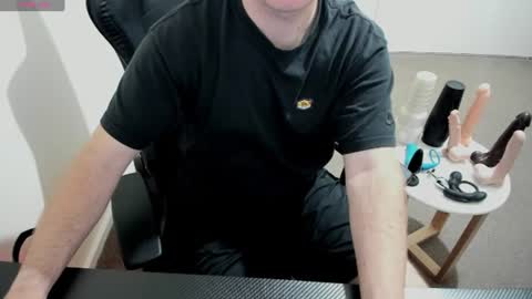 Snapshot of hotmelbguy20 chatting on 06.12.26 Cum and play X online show from 06.12.26