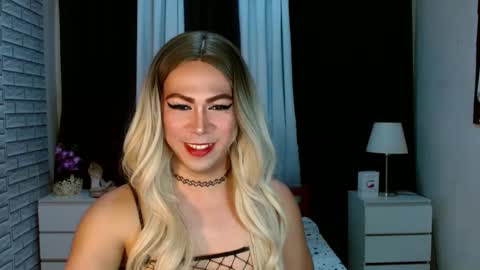 Snapshot of hott_summerr chatting on 12.19.24 Alex Summer online show from 12.19.24