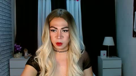 Snapshot of hott_summerr chatting on 12.20.24 Alex Summer online show from 12.20.24