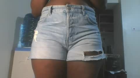 Snapshot of hottie_vera chatting on 10.11.25 vera online show from 10.11.25