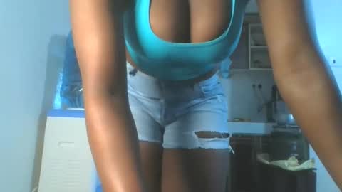 Snapshot of hottie_vera chatting on 10.16.25 vera online show from 10.16.25