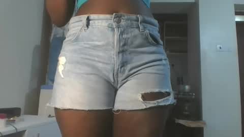 Snapshot of hottie_vera chatting on 10.23.25 vera online show from 10.23.25