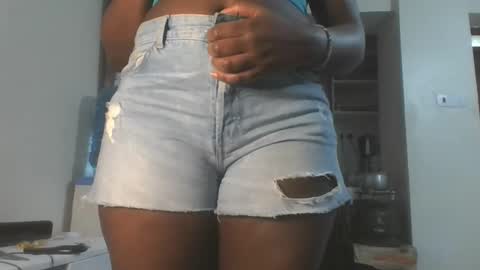 Snapshot of hottie_vera chatting on 10.24.25 vera online show from 10.24.25