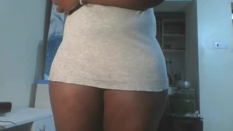 Snapshot of hottie_vera chatting on 12.13.25 vera online show from 12.13.25