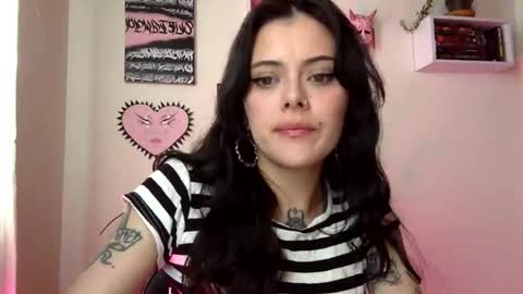 Snapshot of hottietat4u chatting on 11.26.25 Tat online show from 11.26.25