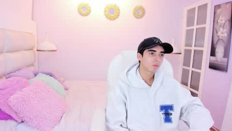 hottiie_guy online show from 11.13.25