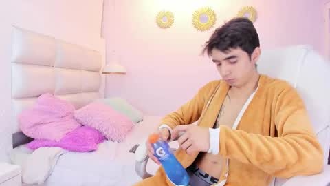 hottiie_guy online show from 11.14.25