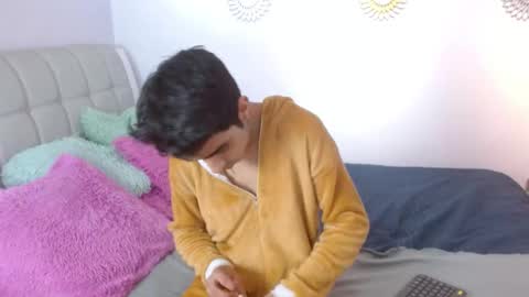 hottiie_guy online show from 11.15.25