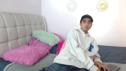 hottiie_guy online show from 11.18.25