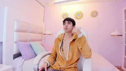 hottiie_guy online show from 12.15.25