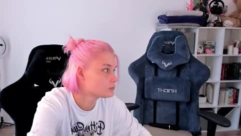 Nessie and Jessie online show from 09.22.25