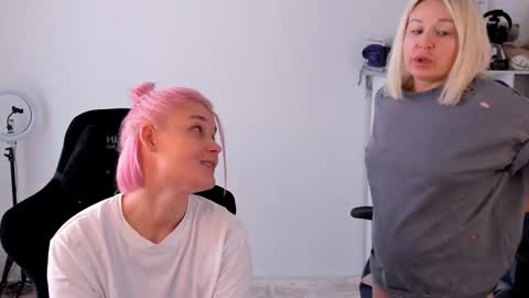 Nessie and Jessie online show from 09.25.25