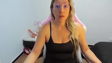 hottychrystal online show from 12.04.25