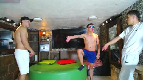 Snapshot of howents chatting on 12.28.24 HOWENTS online show from 12.28.24