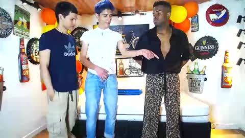 Snapshot of howents chatting on 02.09.25 HOWENTS online show from 02.09.25