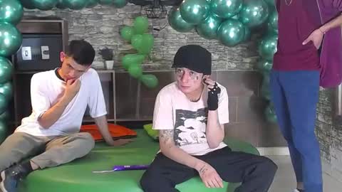 Snapshot of howents chatting on 02.14.25 HOWENTS online show from 02.14.25