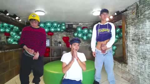 Snapshot of howents chatting on 02.20.25 HOWENTS online show from 02.20.25