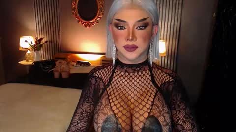 Snapshot of hugecockchristine chatting on 10.31.25 Christine online show from 10.31.25