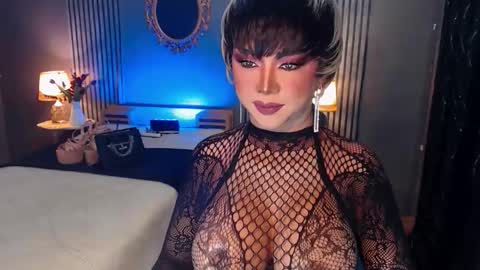 Snapshot of hugecockchristine chatting on 11.02.25 Christine online show from 11.02.25